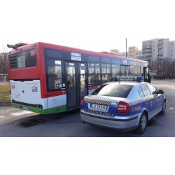 zdjęcie przedstawia autobus miejski i samochód straży miejskiej podczas interwencji zgłoszonej przez kierowcę MPK